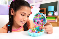 Polly Pocket Isla Purpurina Estuche Conjunto de juego con muñecos, juguete de viaje con una muñequita de sirena, mascotas del océano y accesorios temáticos, JCB16