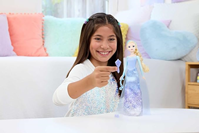 Mattel Disney Frozen Spin & Reveal Elsa Conjunto de muñeca de moda, con 11 sorpresas, incluidos 5 accesorios, 5 pegatinas y una escena de juego, inspirado en la película de Disney, JBG59